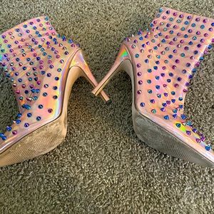Pink Hologram
Multicolored spike studs
Pointy Toe
Side zip
